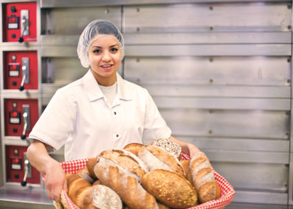 Bäckerin-Konditorin-Confiseurin EBA mit Brotkorb Bäckerin-Konditorin-Confiseurin EBA mit Brotkorb